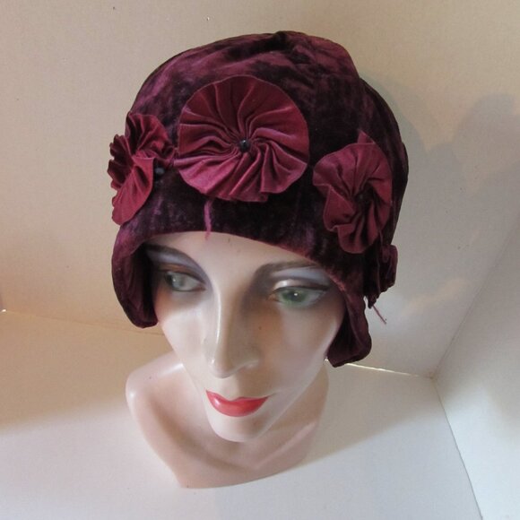 Deco Era Cloche Hat Burgundy Velvet Burgundy Rosettes 1920 Style - Picture 11 of 12
